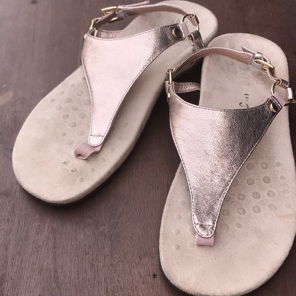 🚨B2G1 VIONIC Metallic Gold Thong Toe Sandals - Picture 1 of 7